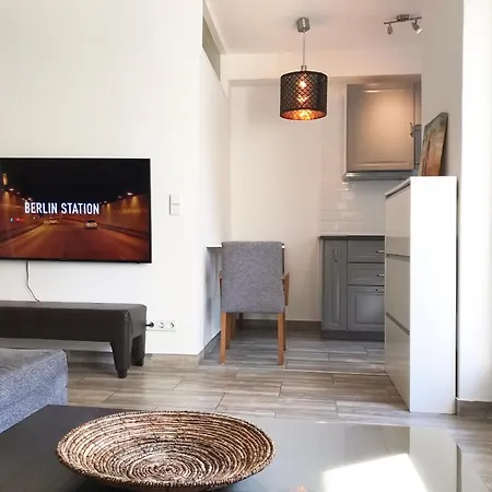 Designer Central Apartment With Terrace & Free Parking